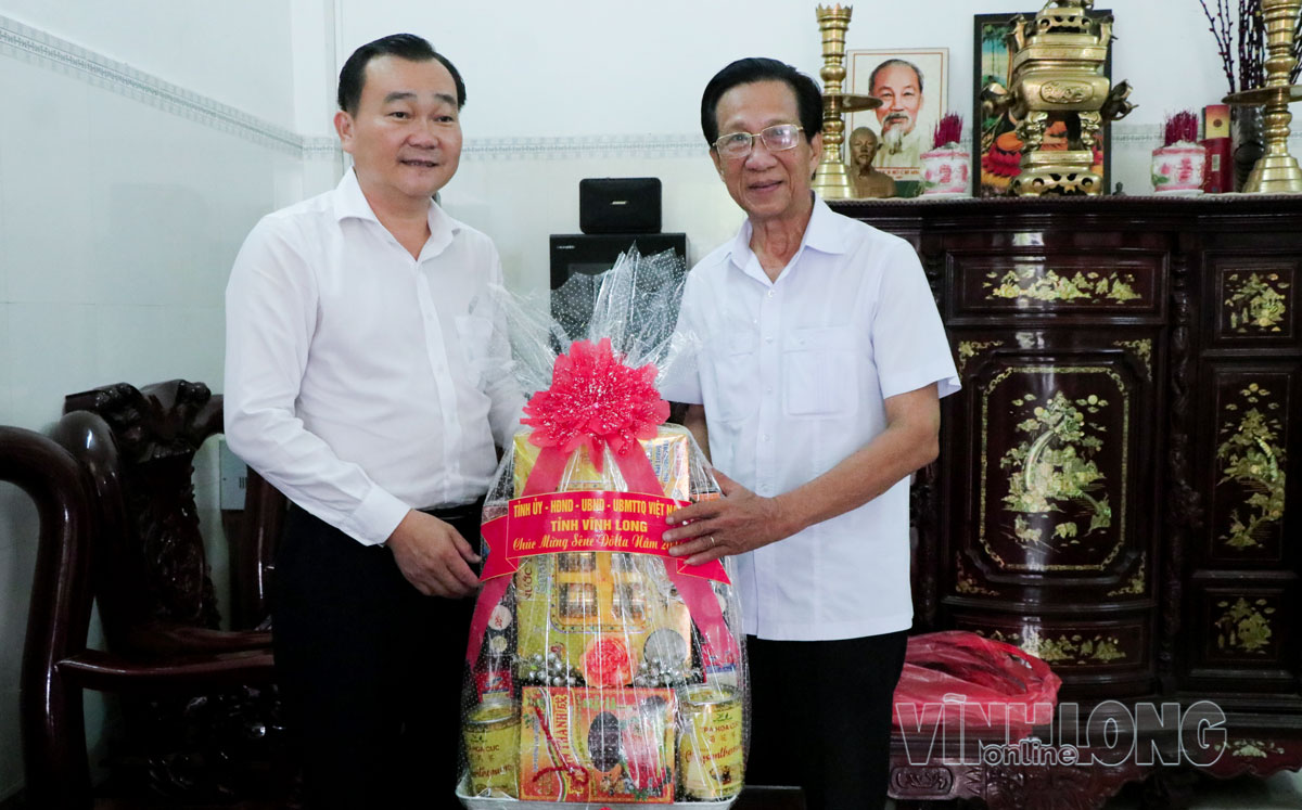 Chủ tịch HĐND tỉnh - Nguyễn Minh Dũng thăm, tặng quà ông Thạch Dư nhân dịp lễ Sêne Đôlta.
