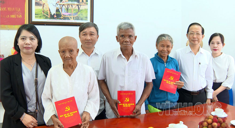 Phó Chủ tịch UBND tỉnh - Nguyễn Trúc Sơn (thứ 2, từ phải qua) thăm, tặng quà gia đình chính sách xã An Phú Tân.