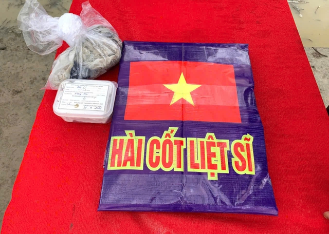 Hài cốt sau khi quy tập được lấy mẫu ADN để xác định danh tính và đưa về đơn vị thực hiện các nghi lễ theo quy định.

ẢNH: VĨNH NGHỊ

