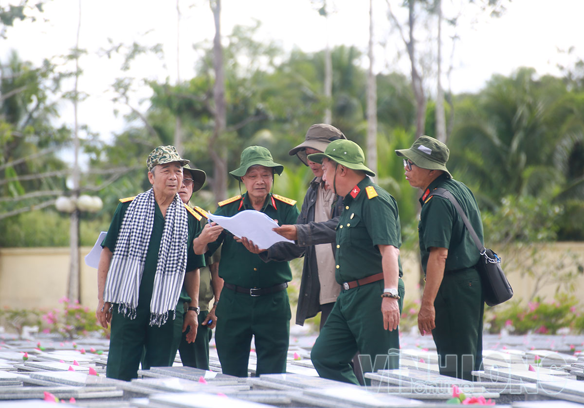 Trong Chiến dịch 500 ngày đêm, câu chuyện xúc động của các cựu chiến binh Trung đoàn 1- U Minh (nay thuộc Sư đoàn 330, Quân khu 9) mấy chục năm ròng rã đi tìm đồng đội và kết quả đã xác định 4 liệt sĩ được an táng tại Nghĩa trang liệt sĩ Trà Ôn và Nghĩa trang liệt sĩ Tam Bình. Các liệt sĩ đã anh dũng hy sinh trong trận đánh Chi khu Ba Càng ngày 12/4/1975. Hành trình tìm kiếm đồng đội, các cựu chiến binh nhiều lần đi lại chiến trường xưa, rà soát từng nghĩa trang, thu thập, đối chiếu từng thông tin có được.