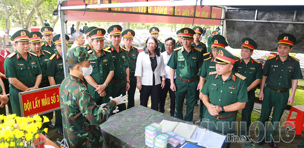 Thượng tướng Lê Quang Minh – Phó Chủ nhiệm Tổng cục Chính trị Quân đội Nhân dân Việt Nam, Ủy viên Ban Chỉ đạo 515 quốc gia và lãnh đạo tỉnh Vĩnh Long kiểm tra tiến độ lấy mẫu; đồng thời, động viên lực lượng làm nhiệm vụ lấy mẫu tại Nghĩa trang liệt sĩ Giồng Trôm (xã Châu Hòa).