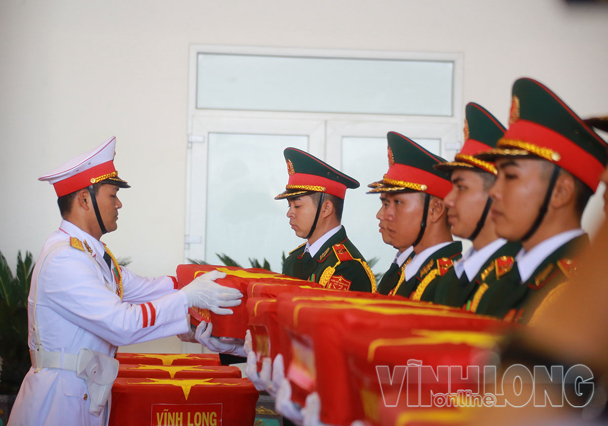Lễ vận chuyển, bàn giao mẫu hài cốt liệt sĩ bằng máy bay vận tải quân sự, phục vụ công tác giám định ADN đã được Bộ Tư lệnh Quân khu 9 phối hợp Quân chủng Phòng không – Không quân và các tỉnh, thành thuộc Quân khu tổ chức trang trọng vào sáng 5/10. 15.401 mẫu hài cốt liệt sĩ được vận chuyển đến TP Hà Nội, sau đó bàn giao cho các đơn vị giám định ADN.