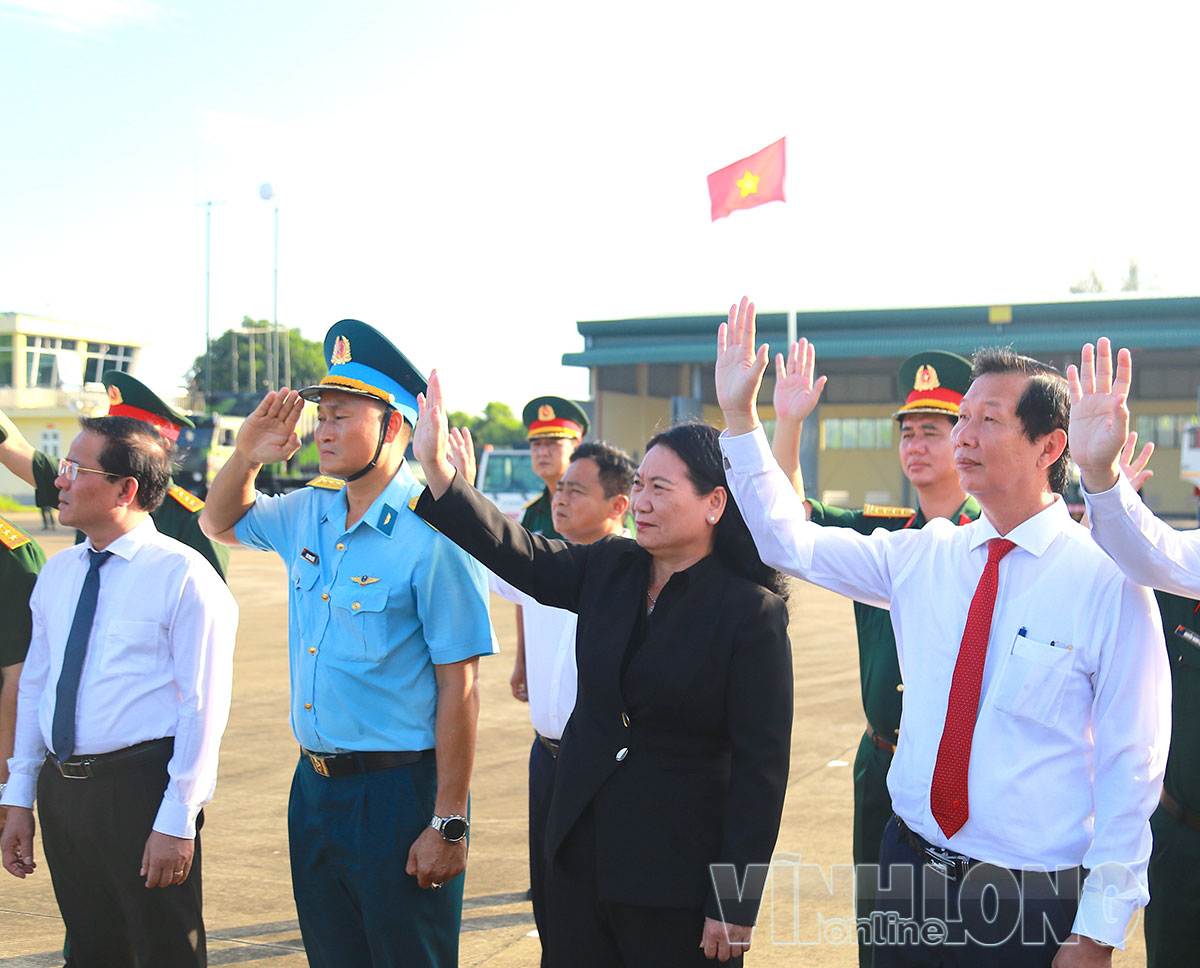 Đồng chí Nguyễn Thị Bé Mười – Tỉnh ủy viên, Phó Chủ tịch UBND tỉnh, Trưởng BCĐ 515 tỉnh Vĩnh Long và đại biểu tiễn tổ bay và các lực lượng thực hiện nhiệm vụ. Trong chuyến bay đặc biệt này, tỉnh Vĩnh Long bàn giao 2.200 mẫu hài cốt liệt sĩ cho đơn vị giám định ADN.