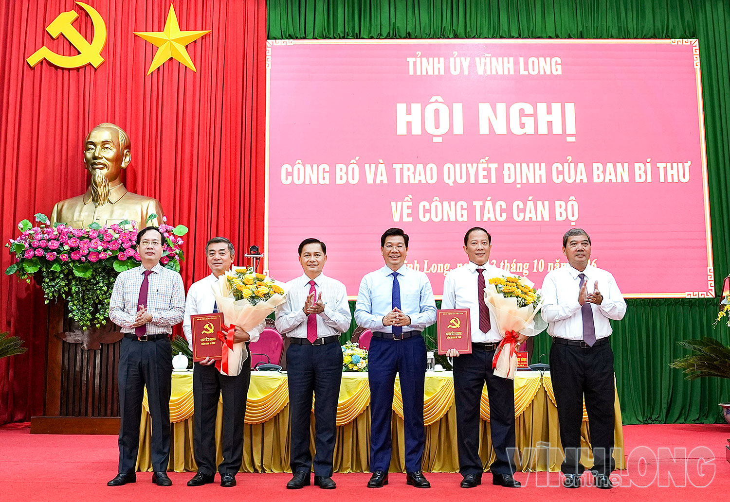 Các đồng chí Thường trực Tỉnh ủy chúc mừng 2 đồng chí: Huỳnh Xuân Long và đồng chí Nguyễn Hoàng Dũng tham gia BCH Đảng bộ tỉnh Vĩnh Long nhiệm kỳ 2025-2030.