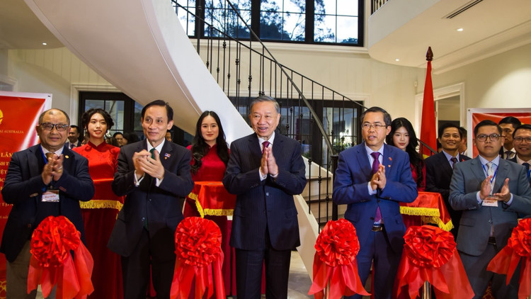 Nhân chuyến thăm cấp Nhà nước tới Australia, Tổng Bí thư, Chủ tịch nước Tô Lâm, Bộ trưởng Ngoại giao Lê Hoài Trung, Đại sứ Việt Nam tại Australia Phạm Hùng Tâm và ông Trần Bá Phúc (ngoài cùng bên trái) cắt băng khai trương Nhà Việt Nam tại Australia vào tháng 8/2026. (Ảnh do nhân vật cung cấp)
