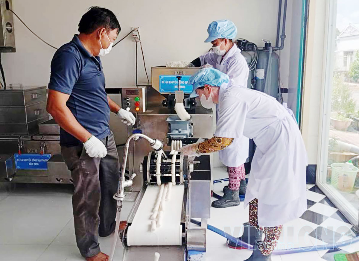 Công ty TNHH MTV Chả cá chiên Làng Cá vận hành máy móc, thiết bị được hỗ trợ vào sản xuất bánh gạo Tokbokki.