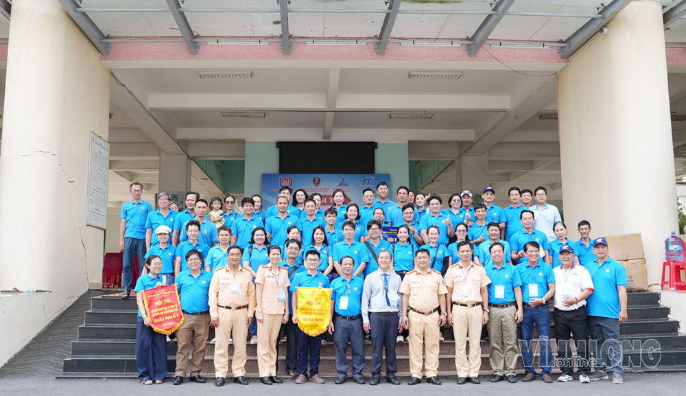 Ban tổ chức trao giải và chụp ảnh lưu niệm với các đội viên chức, người lao động tham gia hội thi.