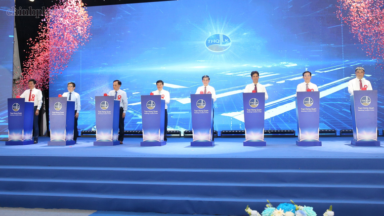 Đại tướng Phan Văn Giang, Phó Thủ tướng Chính phủ, Bộ trưởng Bộ Quốc phòng cùng các đại biểu thực hiện nghi thức công bố sản phẩm nhôm thỏi đầu tiên của Việt Nam tại Lâm Đồng, ngày 26/7/2026 - Ảnh: VGP/Nguyễn Hoàng

