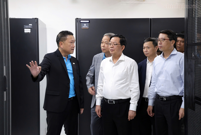 Phó Thủ tướng Hồ Quốc Dũng tham quan Trung tâm dữ liệu của Tập đoàn công nghệ CMC ngày 7/8 - Ảnh: chinhphu.vn/Gia Huy

