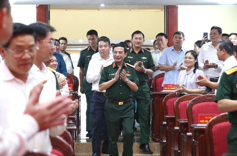 Đại tướng Phan Văn Giang, Ủy viên Bộ Chính trị, Phó Thủ tướng Chính phủ, Bộ trưởng Bộ Quốc phòng tiếp xúc cử tri của một số đơn vị quân đội và 37 xã, phường khu vực phía bắc tỉnh Thái Nguyên ngày 1/10 - Ảnh: chinhphu.vn/Nguyễn Hoàng


