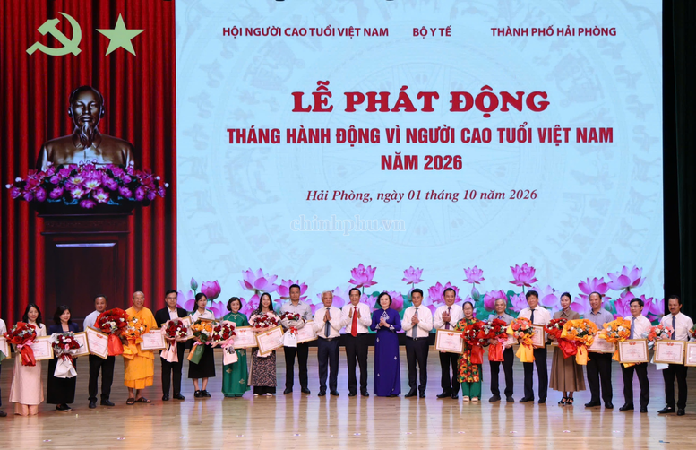 Phó Thủ tướng Phạm Thị Thanh Trà trao kỷ niệm chương, bằng khen cho các tổ chức, cá nhân có nhiều đóng góp cho công tác chăm sóc, phát huy vai trò người cao tuổi - Ảnh: chinhphu.vn/Thu Giang