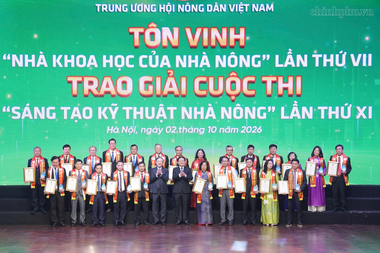 Phó Thủ tướng Hồ Quốc Dũng và Chủ tịch Hội Nông dân Việt Nam Lương Quốc Đoàn trao giấy chứng nhận và Biểu trưng của chương trình cho các Nhà khoa học của Nhà nông - Ảnh: chinhphu.vn/Gia Huy

