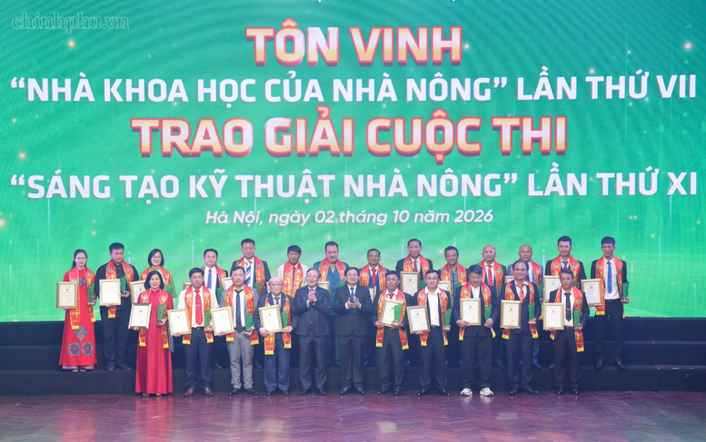 Phó Thủ tướng Hồ Quốc Dũng và Chủ tịch Hội Nông dân Việt Nam Lương Quốc Đoàn trao giải Cuộc thi Sáng tạo kỹ thuật nhà nông lần thứ XI, năm 2026 - Ảnh: chinhphu.vn/Gia Huy


