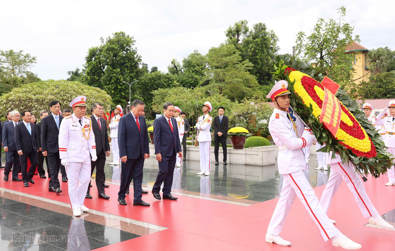 Trước giờ khai mạc Hội nghị lần thứ Tư Ban Chấp hành Trung ương Đảng khóa XIV, Đoàn đại biểu Ban Chấp hành Trung ương Đảng đến đặt vòng hoa, dâng hương tưởng niệm các Anh hùng liệt sỹ tại Đài tưởng niệm các Anh hùng liệt sĩ trên đường Bắc Sơn, Hà Nội - Ảnh: chinhphu.vn/Nhật Bắc

