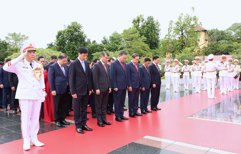 Đoàn đại biểu Ban Chấp hành Trung ương Đảng tưởng niệm các Anh hùng liệt sĩ - Ảnh: chinhphu.vn/Nhật Bắc

