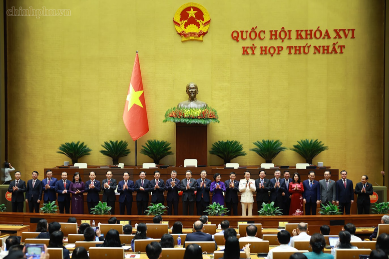 Chủ tịch Quốc hội Trần Thanh Mẫn chúc mừng Thủ tướng, Phó Thủ tướng Chính phủ, Bộ trưởng và thành viên khác của Chính phủ nhiệm kỳ 2026-2031 - Ảnh: chinhphu.vn/Nhật Bắc

