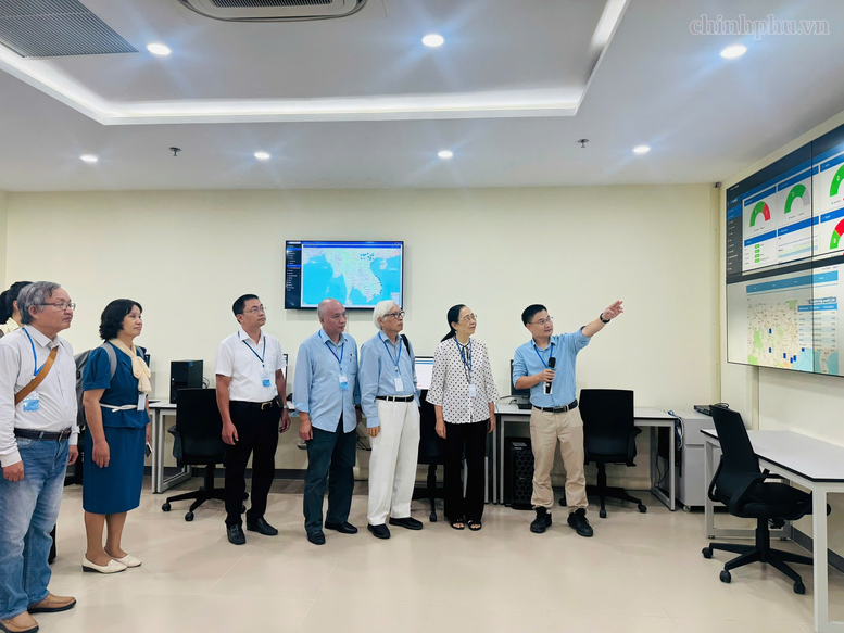 Các đại biểu tham quan Mạng lưới quan trắc và cảnh báo phóng xạ môi trường quốc gia - Ảnh: chinhphu.vn/Thu Giang


