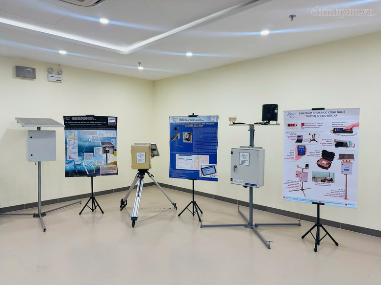 Một số thiết bị ghi đo bức xạ do Viện Khoa học và Kỹ thuật hạt nhân chế tạo - Ảnh: chinhphu.vn/Thu Giang

