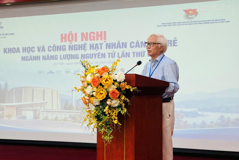 GS. Trần Đức Thiệp, Chủ tịch Hội Vật lý hạt nhân chia sẻ với các bạn trẻ về lĩnh vực năng lượng nguyên tử - Ảnh: chinhphu.vn/Thu Giang


