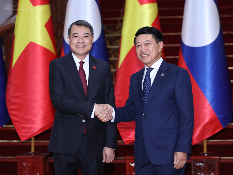 Thủ tướng Lê Minh Hưng và Thủ tướng Lào Saleumxay Kommasith - Ảnh: chinhphu.vn/Nhật Bắc


