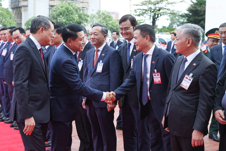 Thủ tướng Lê Minh Hưng giới thiệu với Thủ tướng Lào thành phần phía Việt Nam - Ảnh: chinhphu.vn/Nhật Bắc

