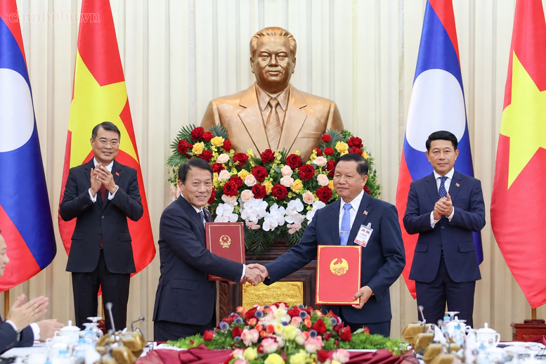 Thủ tướng Chính phủ Lào Saleumxay Kommasith và Thủ tướng Chính phủ Lê Minh Hưng chứng kiến các bộ, ngành, địa phương của hai nước trao các văn kiện hợp tác quan trọng - Ảnh: chinhphu.vn/Nhật Bắc

