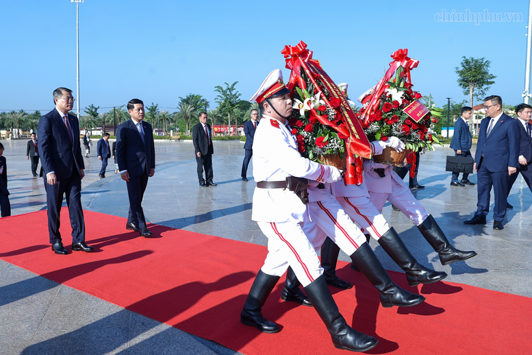 Thủ tướng Lê Minh Hưng và Thủ tướng Chính phủ Lào Saleumxay Kommasith thăm Công viên hữu nghị Lào - Việt Nam, dâng hoa tưởng niệm tại tượng đài Chủ tịch Hồ Chí Minh, Chủ tịch Kaysone Phomvihane, Chủ tịch Souphanouvong - Ảnh: chinhphu.vn/Nhật Bắc