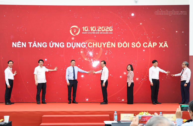 Thứ trưởng Bộ KH&CN Phạm Đức Long và các đại biểu bấm nút ra mắt Ứng dụng Chuyển đổi số cấp xã - Ảnh: chinhphu.vn/Thu Giang