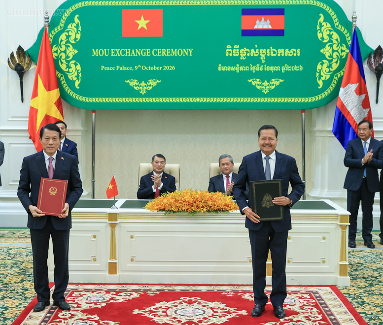 Thủ tướng Campuchia Hun Manet và Thủ tướng Lê Minh Hưng chứng kiến các bộ, ngành, cơ quan của hai nước trao các văn kiện hợp tác - Ảnh: chinhphu.vn/Nhật Bắc

