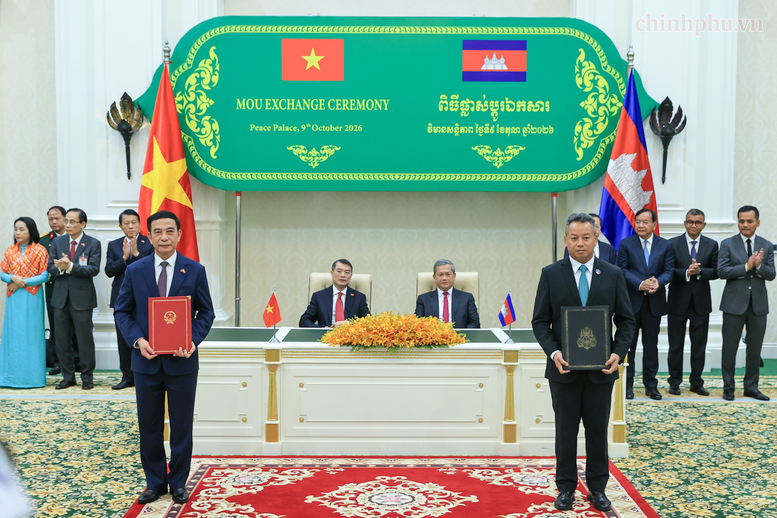 Thủ tướng Campuchia Hun Manet và Thủ tướng Lê Minh Hưng chứng kiến các bộ, ngành, cơ quan của hai nước trao các văn kiện hợp tác - Ảnh: chinhphu.vn/Nhật Bắc

