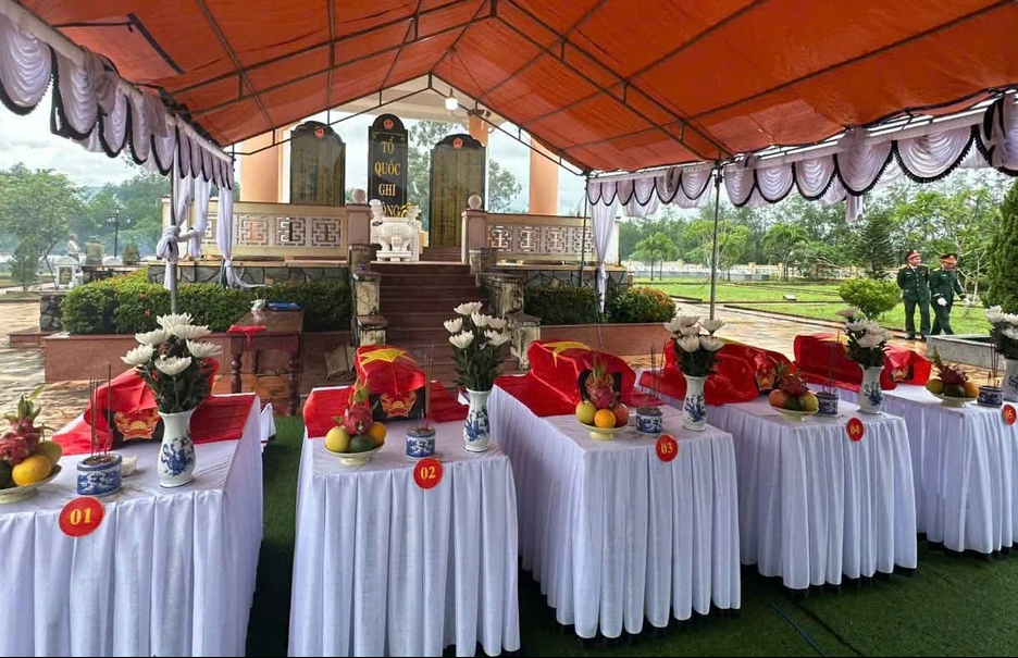 Lễ viếng, truy điệu và an táng hài cốt 5 liệt sĩ được tổ chức trang nghiêm tại Nghĩa trang liệt sĩ Duy Sơn (Đà Nẵng).

ẢNH: CTV

