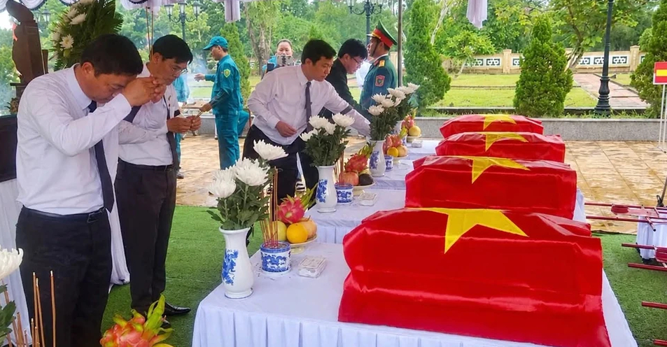 Lễ dâng hương được tổ chức trang nghiêm trước khi an táng hài cốt 5 liệt sĩ.

ẢNH: CTV

