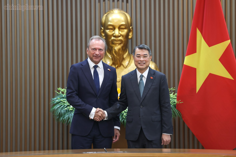 Thủ tướng Lê Minh Hưng tiếp Bộ trưởng Tài chính Luxembourg Gilles Roth - Ảnh: chinhphu.vn/Nhật Bắc

