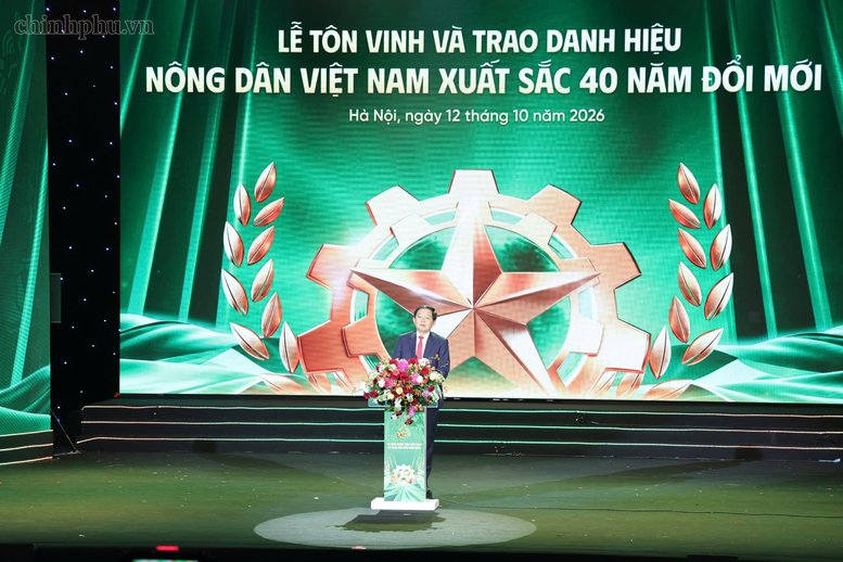Phó Thủ tướng Hồ Quốc Dũng nhiệt liệt chúc mừng những kỳ tích của những người nông dân nhân dịp kỷ niệm 96 năm ngày thành lập Hội Nông dân Việt Nam - Ảnh: chinhphu.vn/Gia Huy


