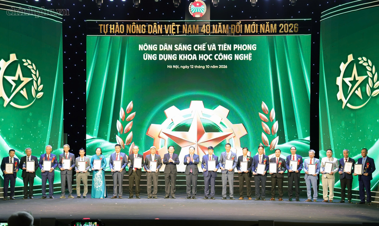 Phó Thủ tướng Hồ Quốc Dũng và Phó Chủ tịch Ủy ban MTTQ Việt Nam Nguyễn Phi Long trao biểu trưng và chứng nhận cho nông dân sáng chế và tiên phong ứng dụng khoa học, công nghệ - Ảnh: chinhphu.vn/Gia Huy


