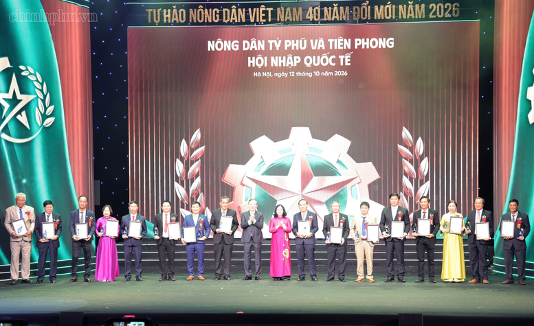 Chủ tịch Ủy ban MTTQ Việt Nam Bùi Thị Minh Hoài và Chủ tịch Hội Nông dân Việt Nam Lương Quốc Đoàn trao biểu trưng và chứng nhận nông dân tỷ phú và tiên phong hội nhập quốc tế - Ảnh: chinhphu.vn/Gia Huy

