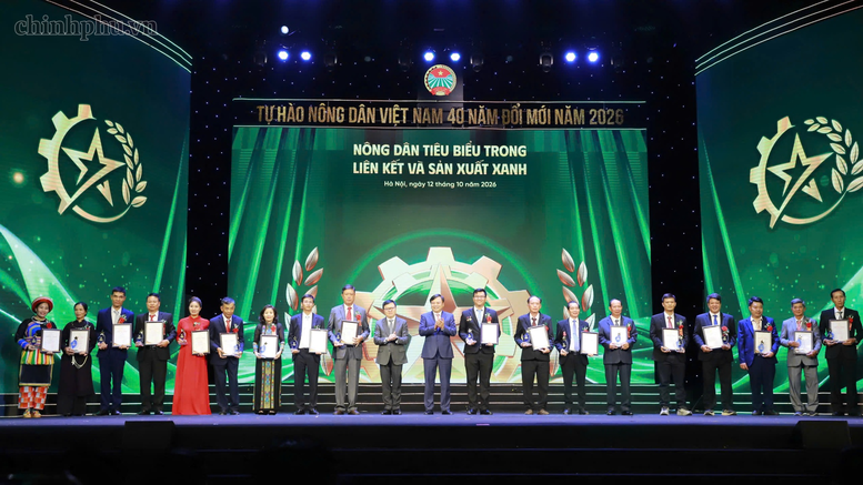 Trao biểu trưng và chứng nhận nông dân tiêu biểu trong liên kết và sản xuất kinh doanh - Ảnh: chinhphu.vn/Gia Huy

