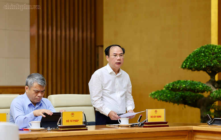 Thứ trưởng Bộ Xây dựng Nguyễn Văn Sinh báo cáo tại phiên họp - Ảnh: chinhphu.vn/Phương Nguyên

