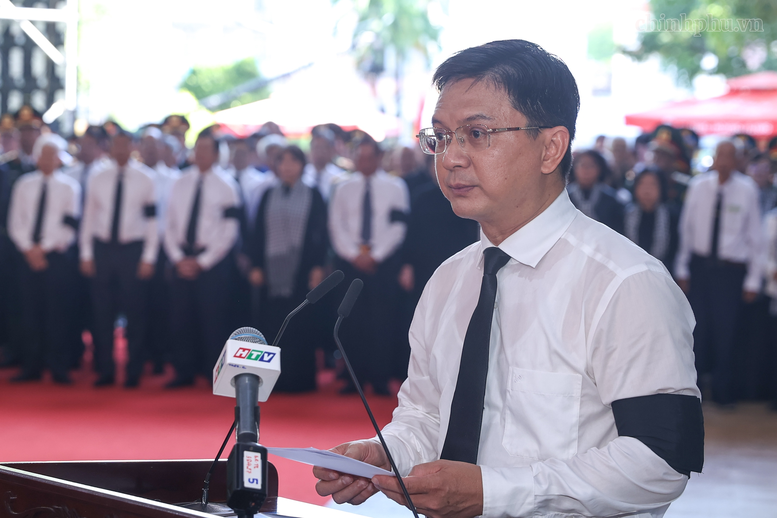 Đồng chí Nguyễn Mạnh Cường, Ủy viên dự khuyết Ban Chấp hành Trung ương Đảng, Ủy viên Ban Thường vụ Thành ủy, Phó Chủ tịch UBND, Trưởng Ban Chỉ đạo về tìm kiếm quy tập và xác định danh tính hài cốt liệt sĩ TPHCM đọc lời điếu - Ảnh: chinhphu.vn/Nhật Bắc