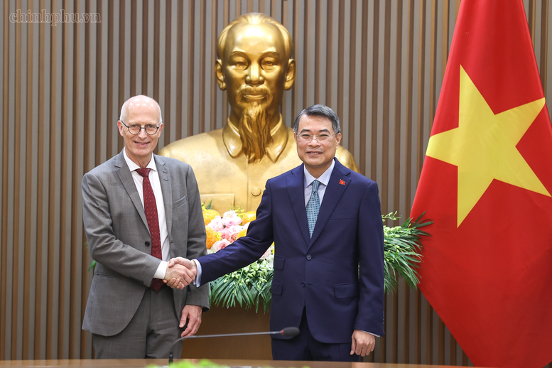 Thủ tướng Lê Minh Hưng và ông Peter Tschentscher, Thủ hiến kiêm Thị trưởng thứ nhất thành phố Hamburg, Đức - Ảnh: chinhphu.vn/Nhật Bắc

