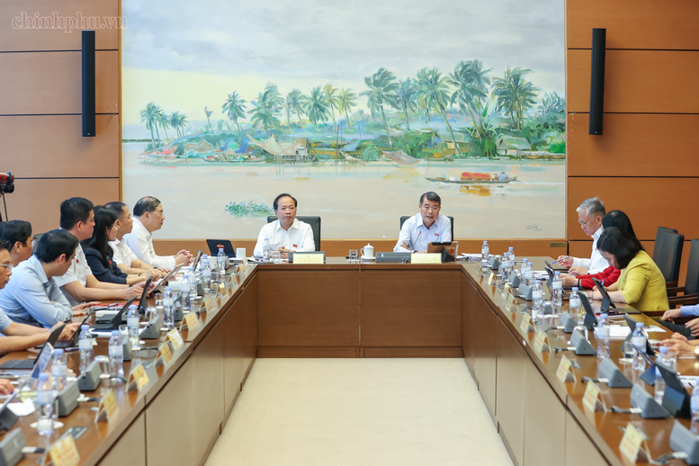 Thủ tướng Lê Minh Hưng thảo luận tại tổ đại biểu Quốc hội - Ảnh: chinhphu.vn/Nhật Bắc

