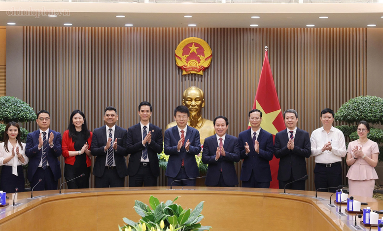 Phó Thủ tướng Lê Tiến Châu và GS. Thái Hồng Tân, Hiệu trưởng Trường Kinh doanh, Đại học Hong Kong (HKU) cùng các đại biểu tại buổi tiếp - Ảnh: chinhphu.vn/Thu Sa

