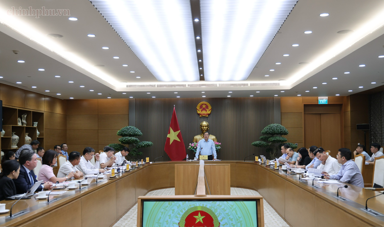 Phó Thủ tướng Thường trực yêu cầu các cơ quan chức năng, trong đó có tỉnh Thanh Hóa, chủ động hướng dẫn, hỗ trợ nhà đầu tư, xem xét các vấn đề một cách toàn diện, khách quan, sát thực tiễn.
Ảnh: chinhphu.vn/Phương Nguyên
