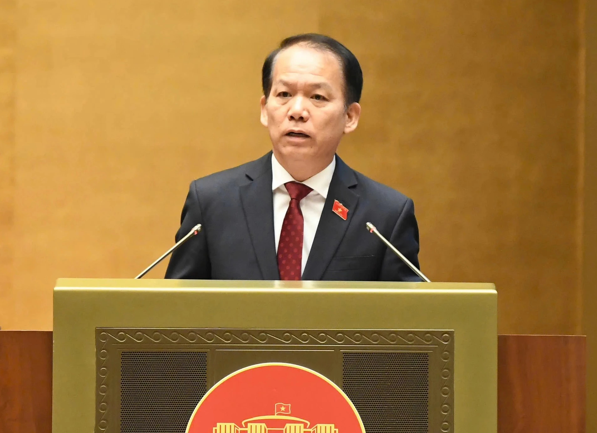 Bộ trưởng Bộ Tư pháp Hoàng Thanh Tùng trình bày tờ trình.

ẢNH: GIA HÂN

