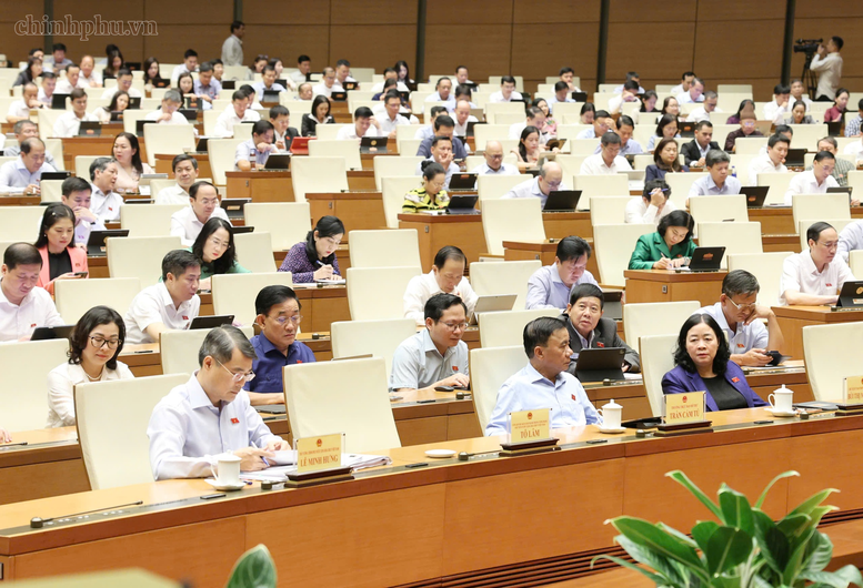 Các đại biểu Quốc hội nghe Bộ trưởng Bộ Tài chính Ngô Văn Tuấn trình bày Tờ trình của Chính phủ về dự án Luật sửa đổi, bổ sung một số điều của 3 luật về thuế - Ảnh: chinhphu.vn/Nhật Bắc

