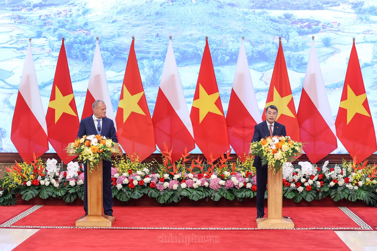 Thủ tướng Lê Minh Hưng và Thủ tướng Cộng hòa Ba Lan Donald Tusk gặp gỡ báo chí thông báo kết quả hội đàm - Ảnh: chinhphu.vn/Nhật Bắc

