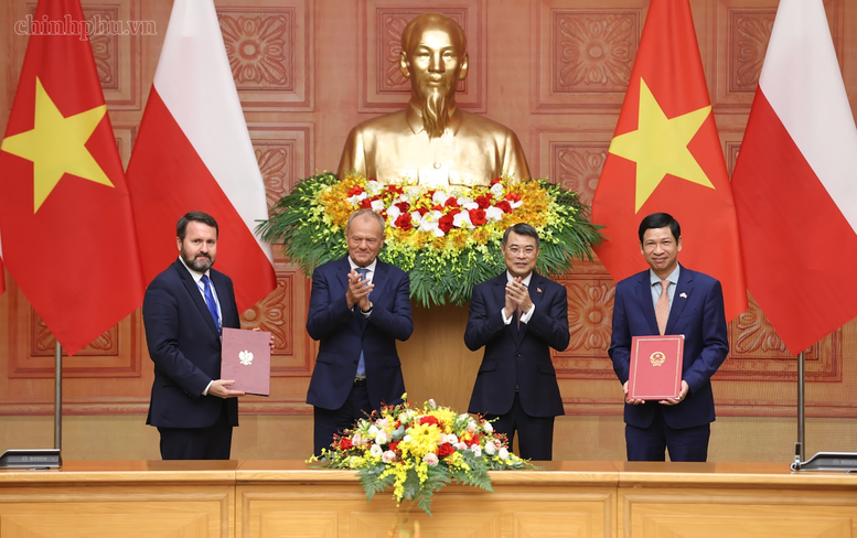 Hai Thủ tướng chứng kiến trao thỏa thuận hợp tác trong lĩnh vực du lịch - Ảnh: chinhphu.vn/Nhật Bắc


