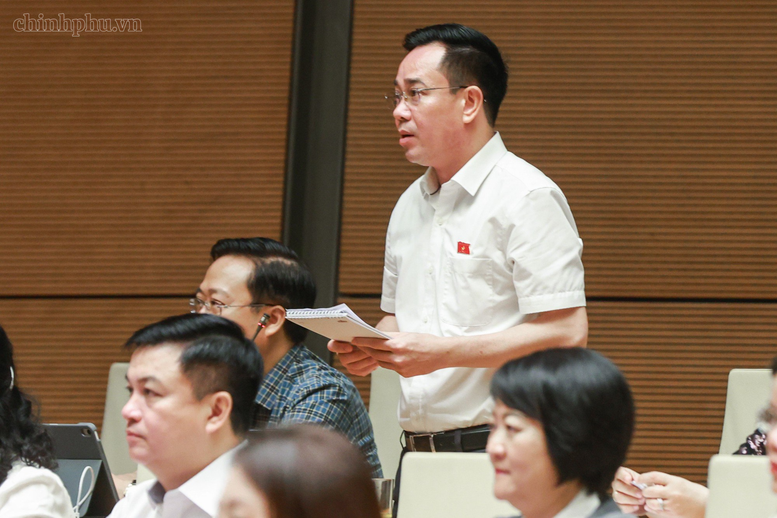 Đại biểu Nguyễn Văn Huy – Đoàn đại biểu Quốc hội tỉnh Hưng Yên đóng góp ý kiến