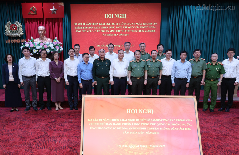 Phó Thủ tướng Thường trực cùng các đại biểu tại Hội nghị - Ảnh: chinhphu.vn/Phương Nguyên