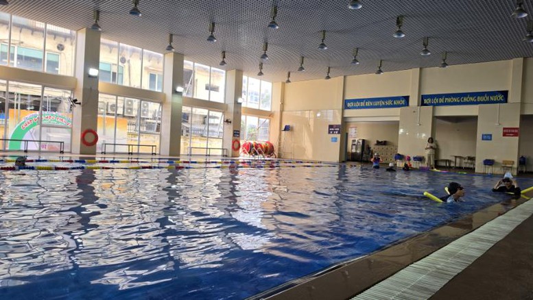 Học bơi miễn phí là một trong những hoạt động tăng cường được các em học sinh yêu thích - Ảnh: chinhphu.vn/Thu Trang